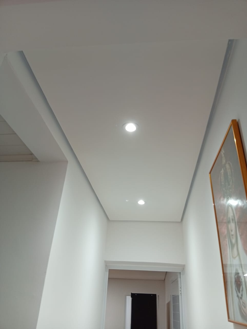 Forro com iluminação no corredor — foto de trabalho enviada por Leonel