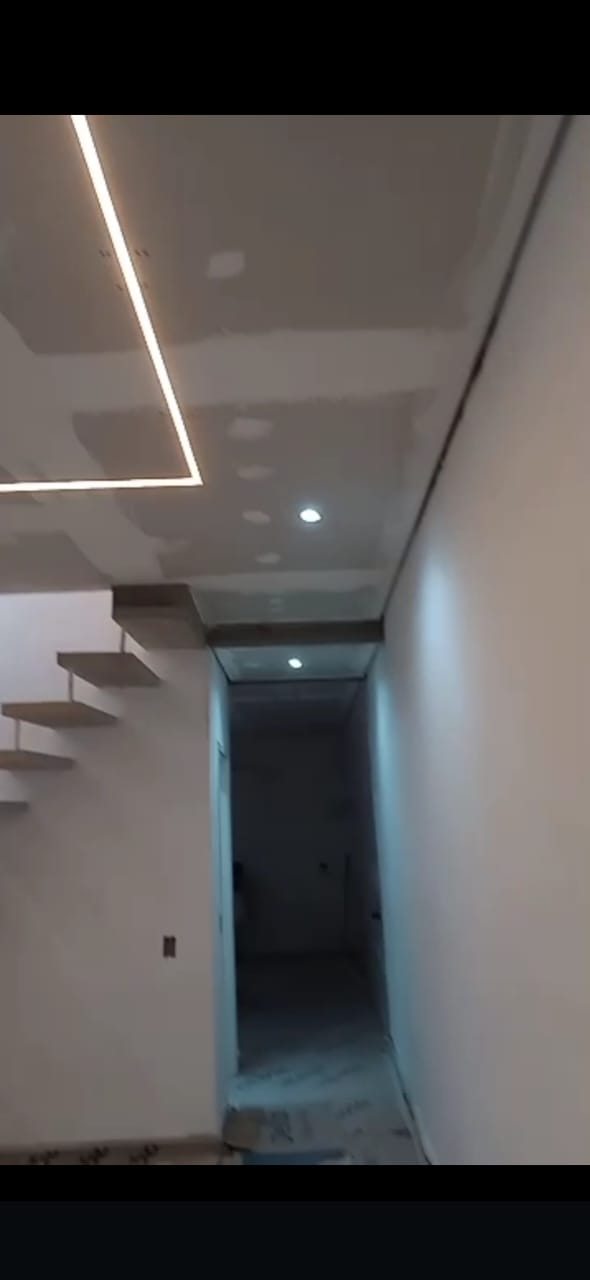 Linhas de LED no forro — foto de trabalho enviada por Leonel